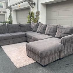 Huge Grey Sectional Couch Sofa From Ashley Furniture In  Excellent Condition - FREE DELIVERY🚛