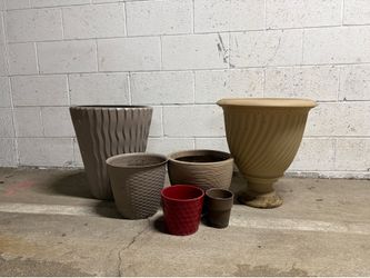 Lot of 6 Plastic Planters – Various Sizes