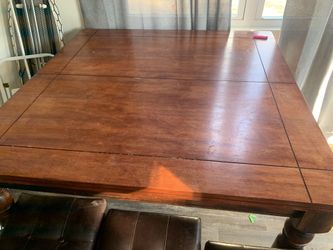 Thick wood table that can extend with 4 stool’s