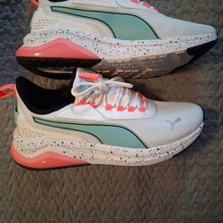 Women's PUMA size 10 - Like New 