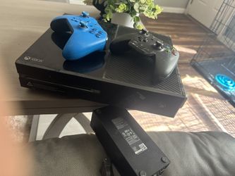 Xbox One W/ 2 Controllers