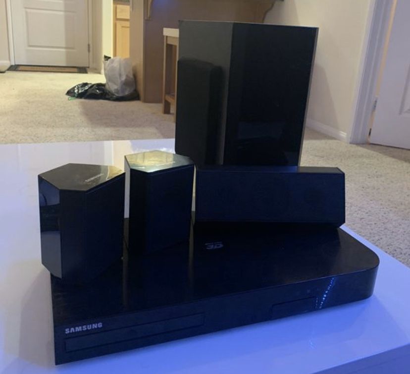 Samsung 3D. Blu-ray player with speakers and sub