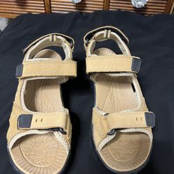 Gravity defy Sandals Size 7