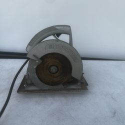 VINTAGE TOASTMASTER 8.0 AMP 5000 RPM 7 1/4 CIRCULAR SAW 5527 (rare )  Works. Used in good condition with some cosmetic blemishes. These blemishes are 