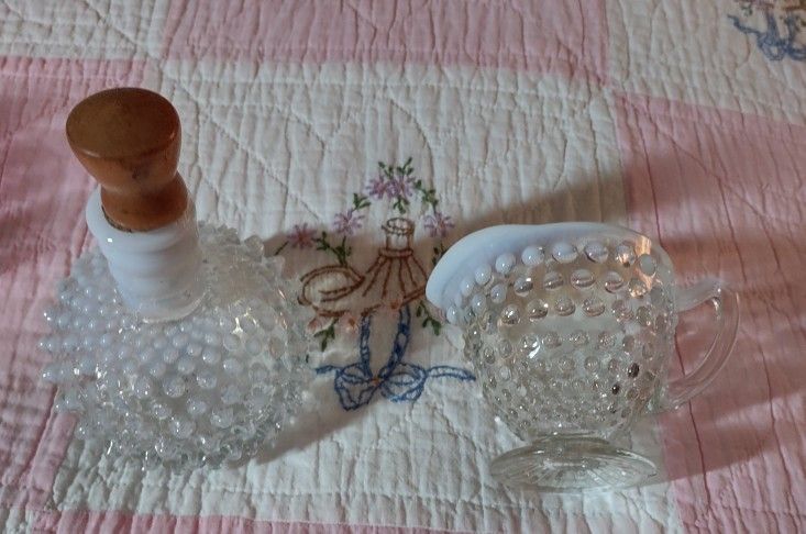 VINTAGE WHITE OPALESCENT HOBNAIL