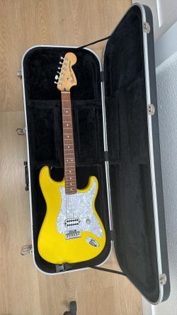 Tom Delonge Fender stratocaster with hard case