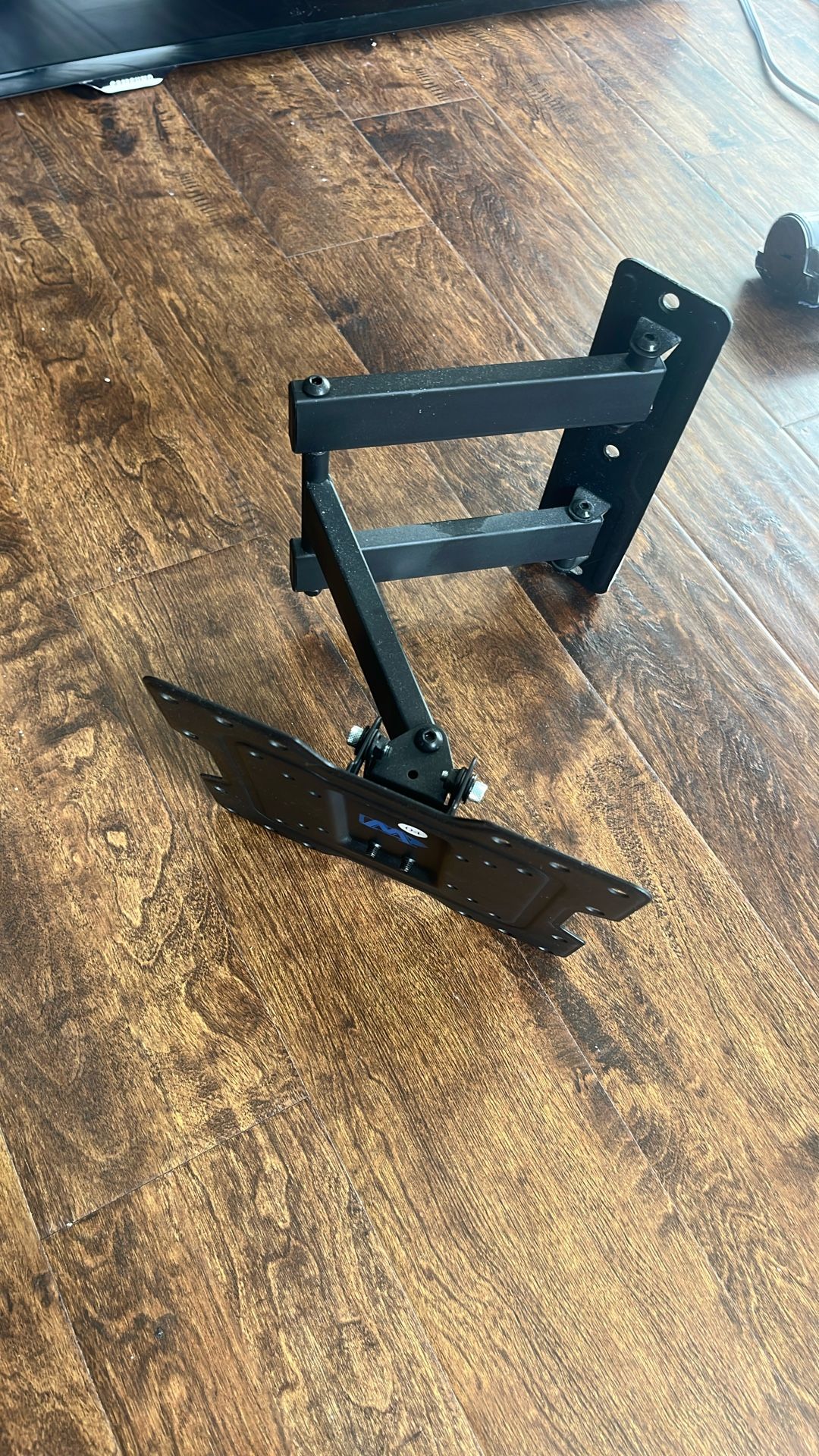 32 Inch TV With Projecting Arm Mount