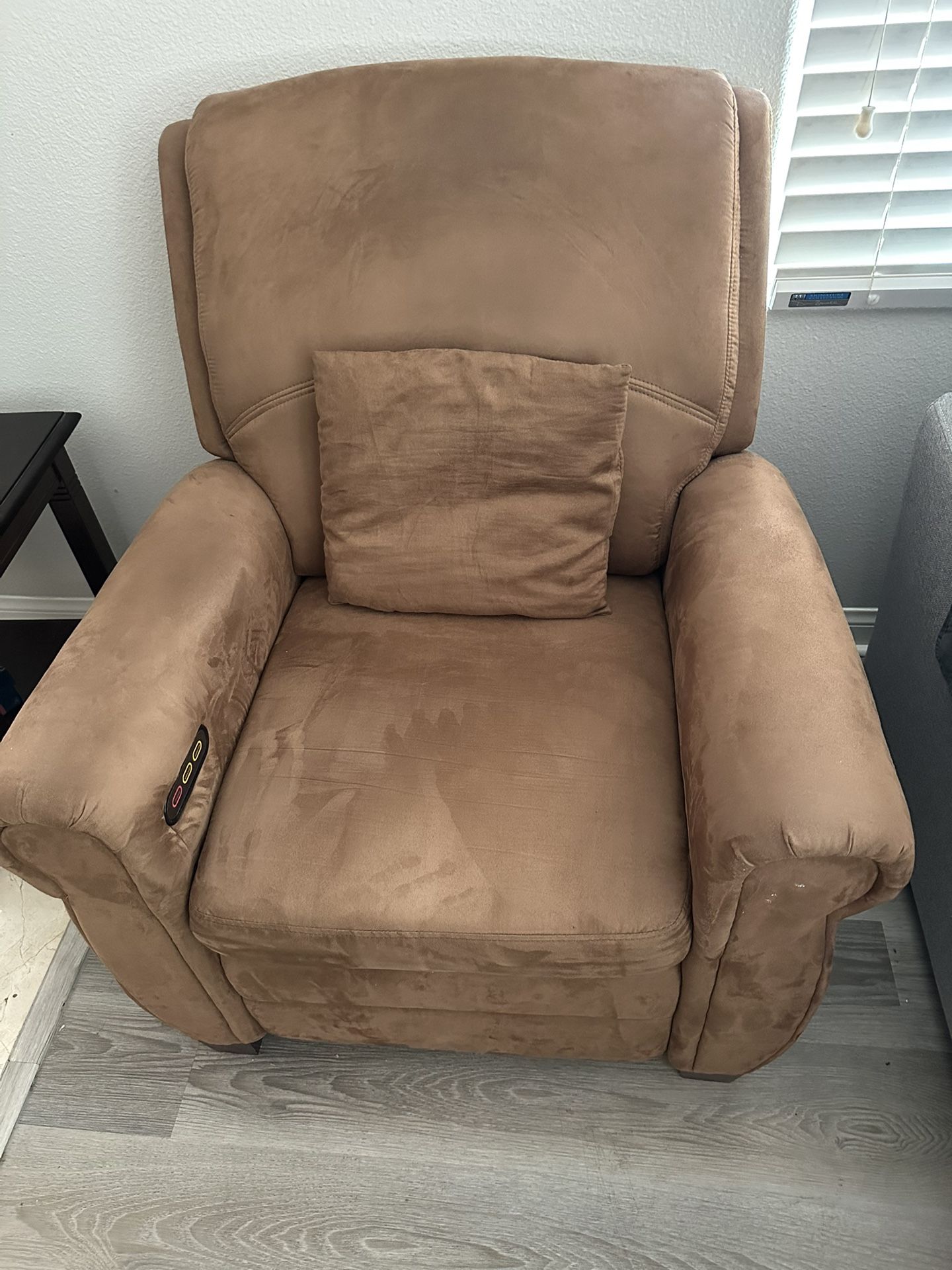 Recliner With Messaging Back