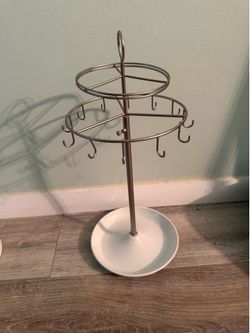 Metal jewelry stand