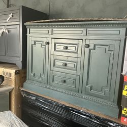 Hi everyone  we have this expensive vanity  cabinet I including this beautiful countertop  just the cabinet cost $899. And we have this cabinet wtb th