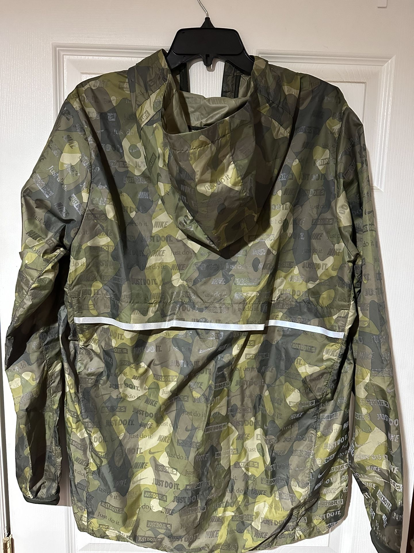 NWT Men's Nike Shield Ghost Flash Men's Running Jacket in Sequoia