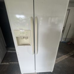 26 CU. FT. FRIGIDAIRE SIDE-BY-SIDE REFRIGERATOR & FREEZER (WITH ICE & WATER DISPENSER)