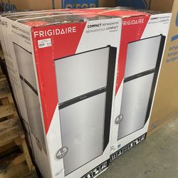 Frigidaire  FFPS4533UM 19 Inch Compact Refrigerator with 4.5 cu. ft. Capacity