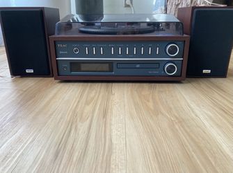 TEAC TURNTABLE AND SPEAKERS MC-D800