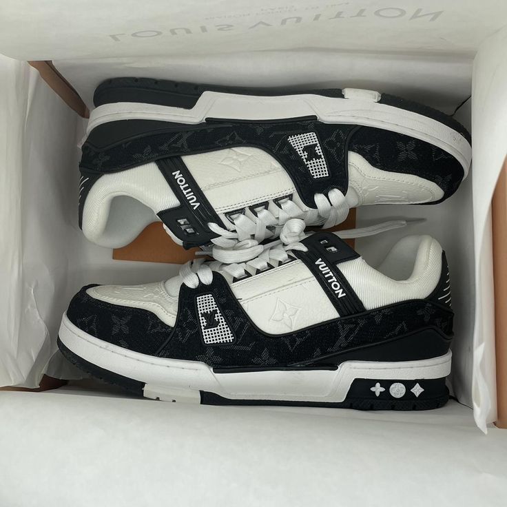 Louis Vuitton Trainers Black | Size : 12