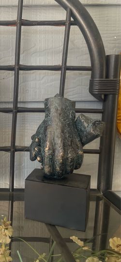 Lovers hands statue