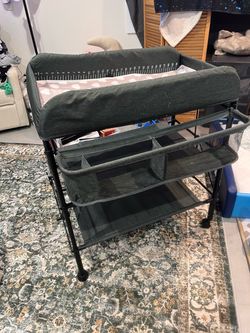 Foldable changing table