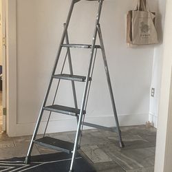 4 Step Ladder with Tool Platform