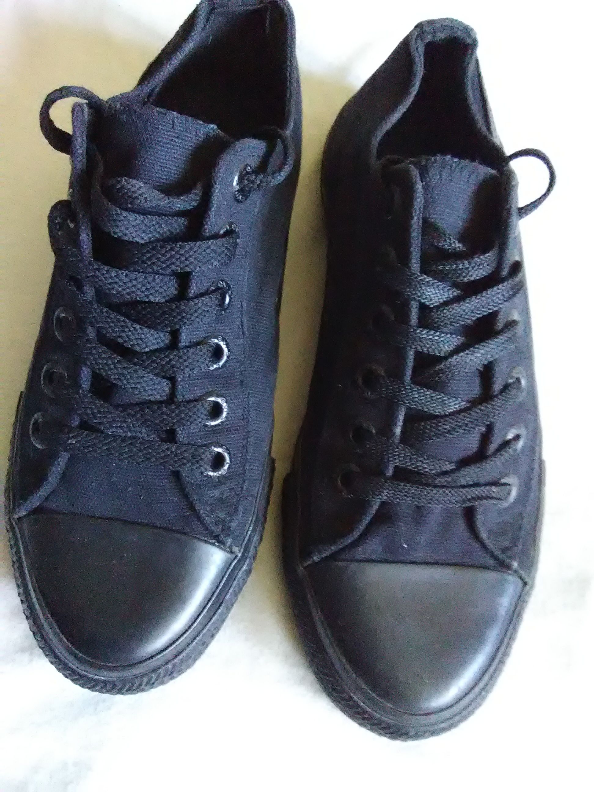 LEVI'S SHOES SIZE 5 WOMAN