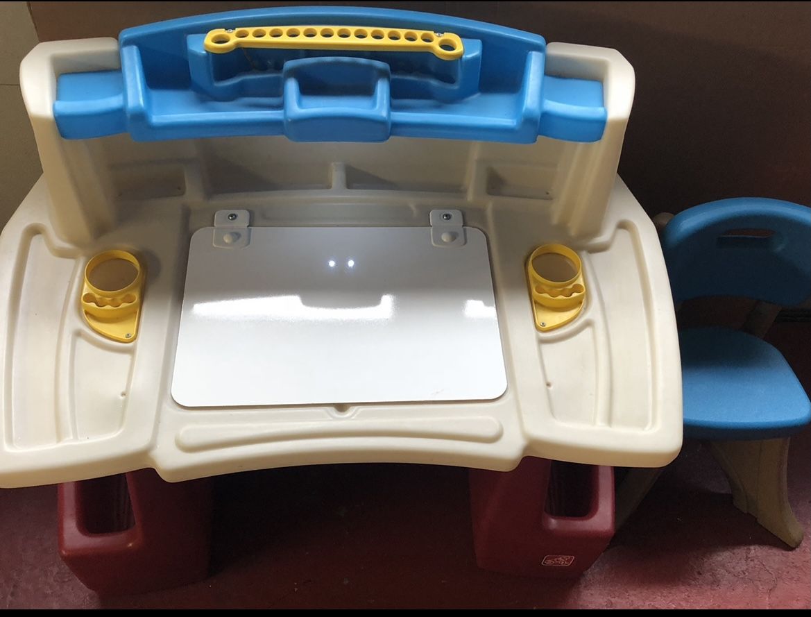 Step 2 Deluxe Art Master Desk