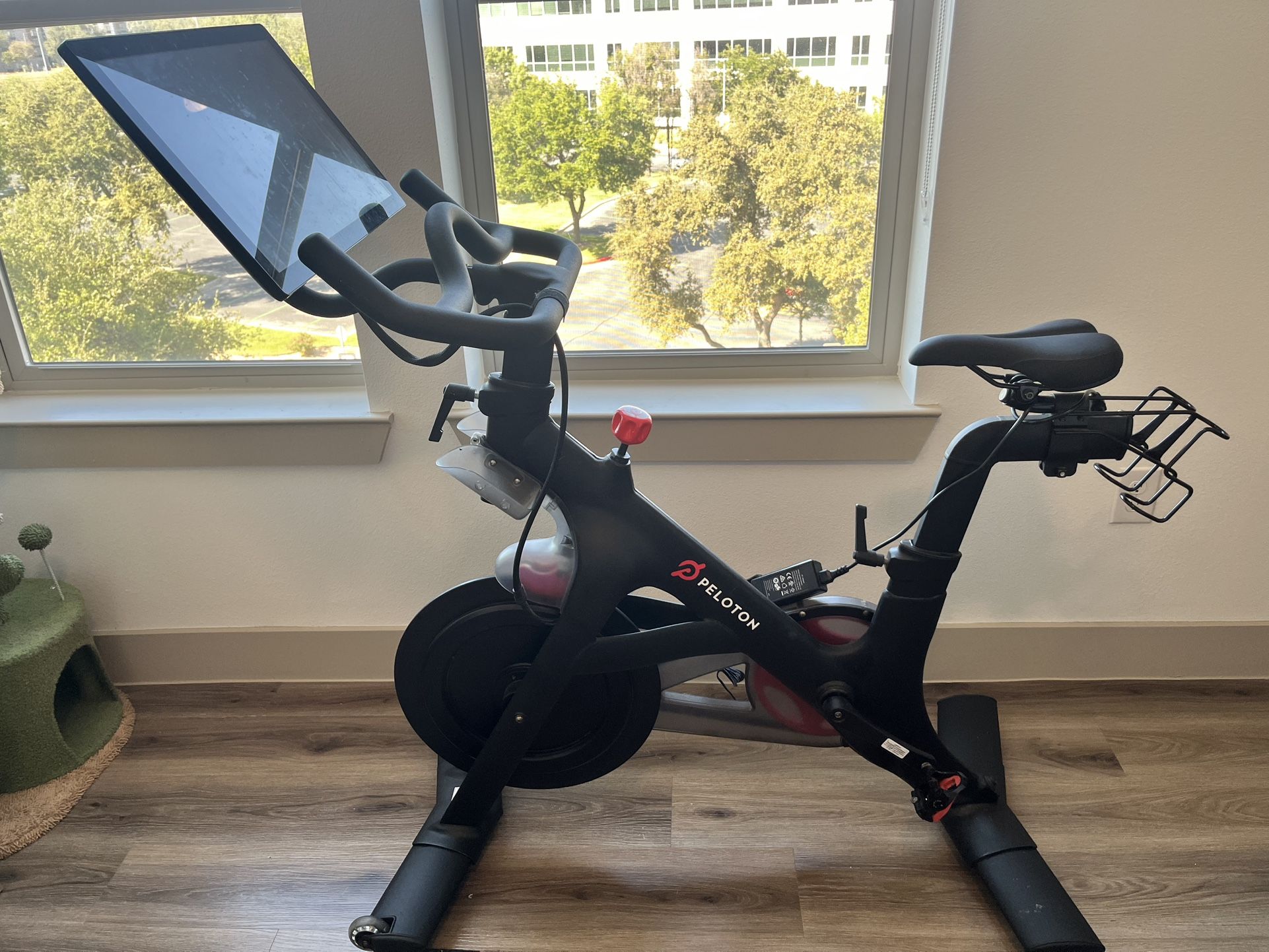 Peloton Bike With Swivel Screen And Weights