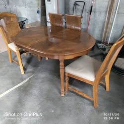 Extendable Dining Room Table & Chairs