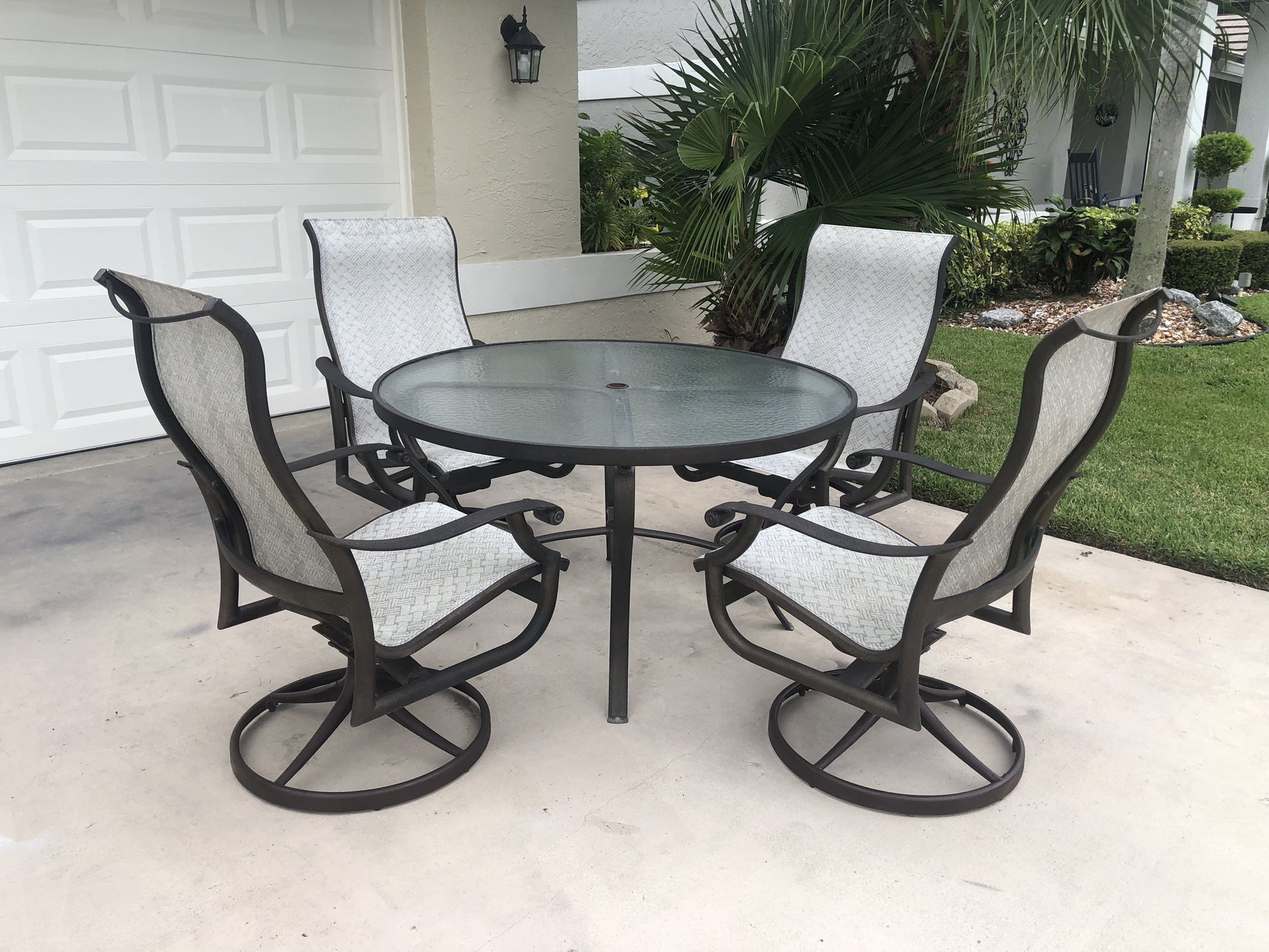 TROPITONE Patio Dining Set, 4 SwivelRocker Chairs + 48” Glass Top
