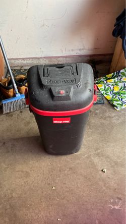 Wall mounted shop vac