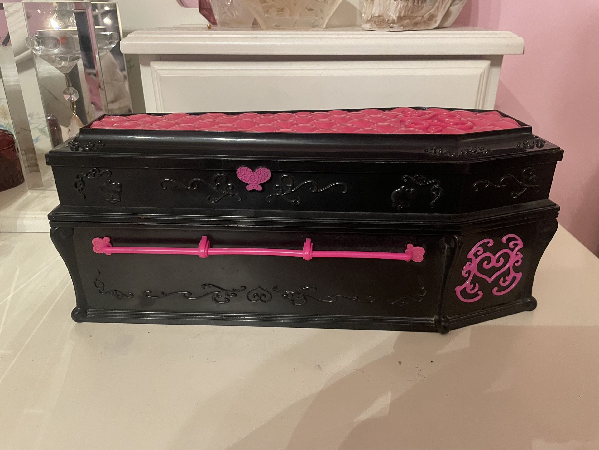 Monster High Draculaura Coffin Bed Jewelry Box for Sale in South Gate CA OfferUp