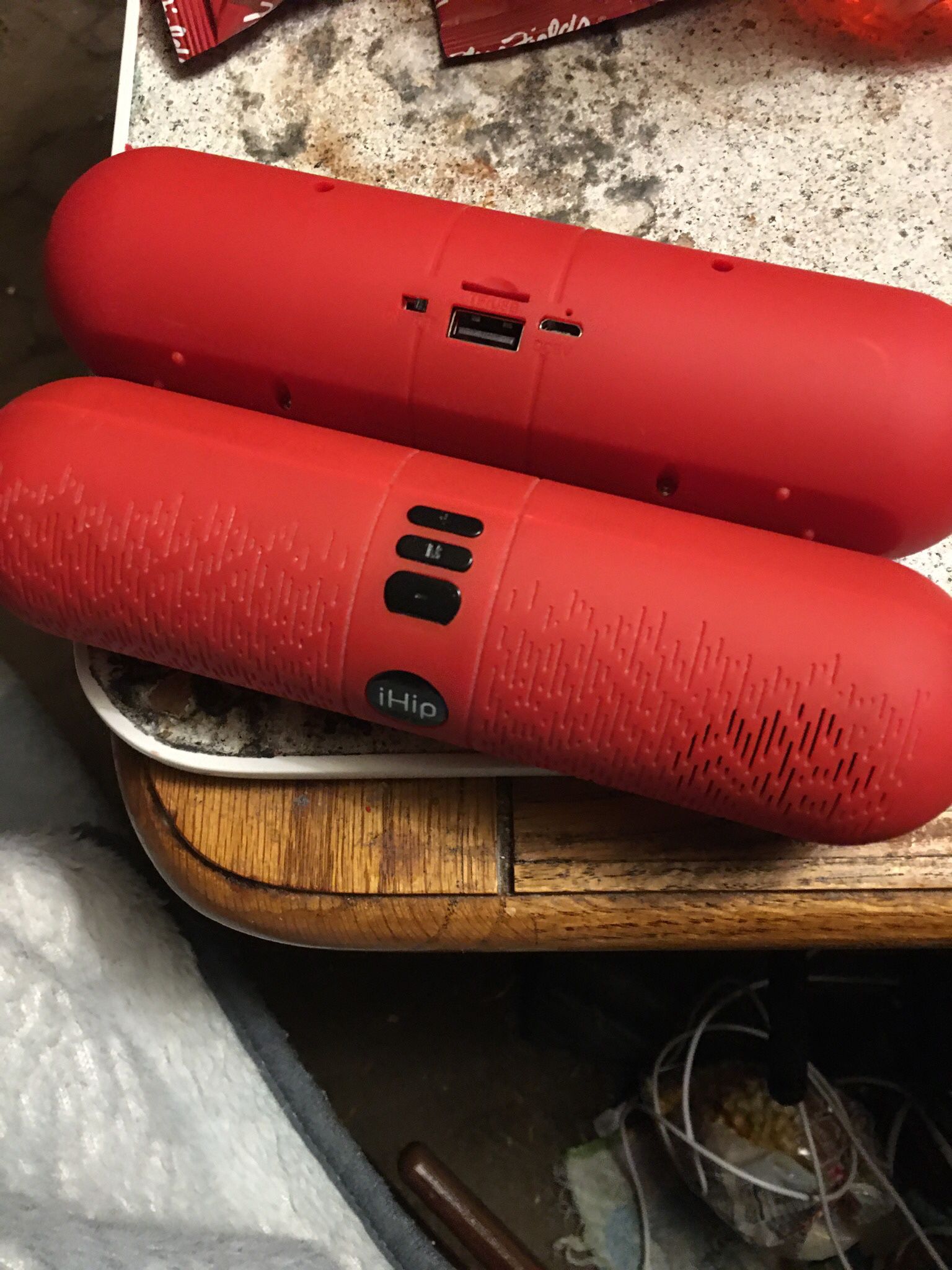 red pill shape bluetooth speaker package