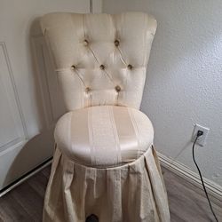 Vintage style upholstered tufted vanity chair