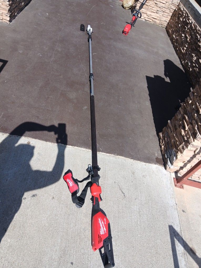 Milwaukee
M18 FUEL 10 in. 18V Lithium-Ion Brushless Electric Cordless Telescoping Pole Saw, 13 ft. Length (Tool-Only)