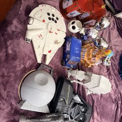 -Disney Themed- Giant Pile Of Popcorn Buckets. 