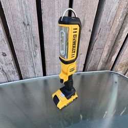 Dewalt 20v Max LED work light (DCL050) w/ 2.0Ah Battery / New