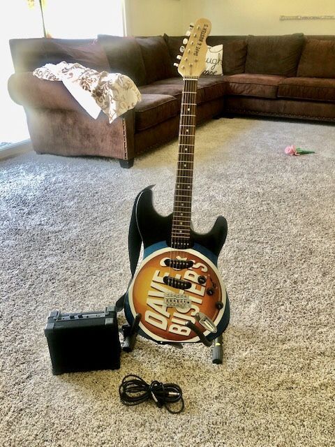 Dave & Busters Guitar & Amplifier