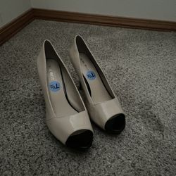 Ladies Heeled Shoes Size 7 1/2 Brand New!!!