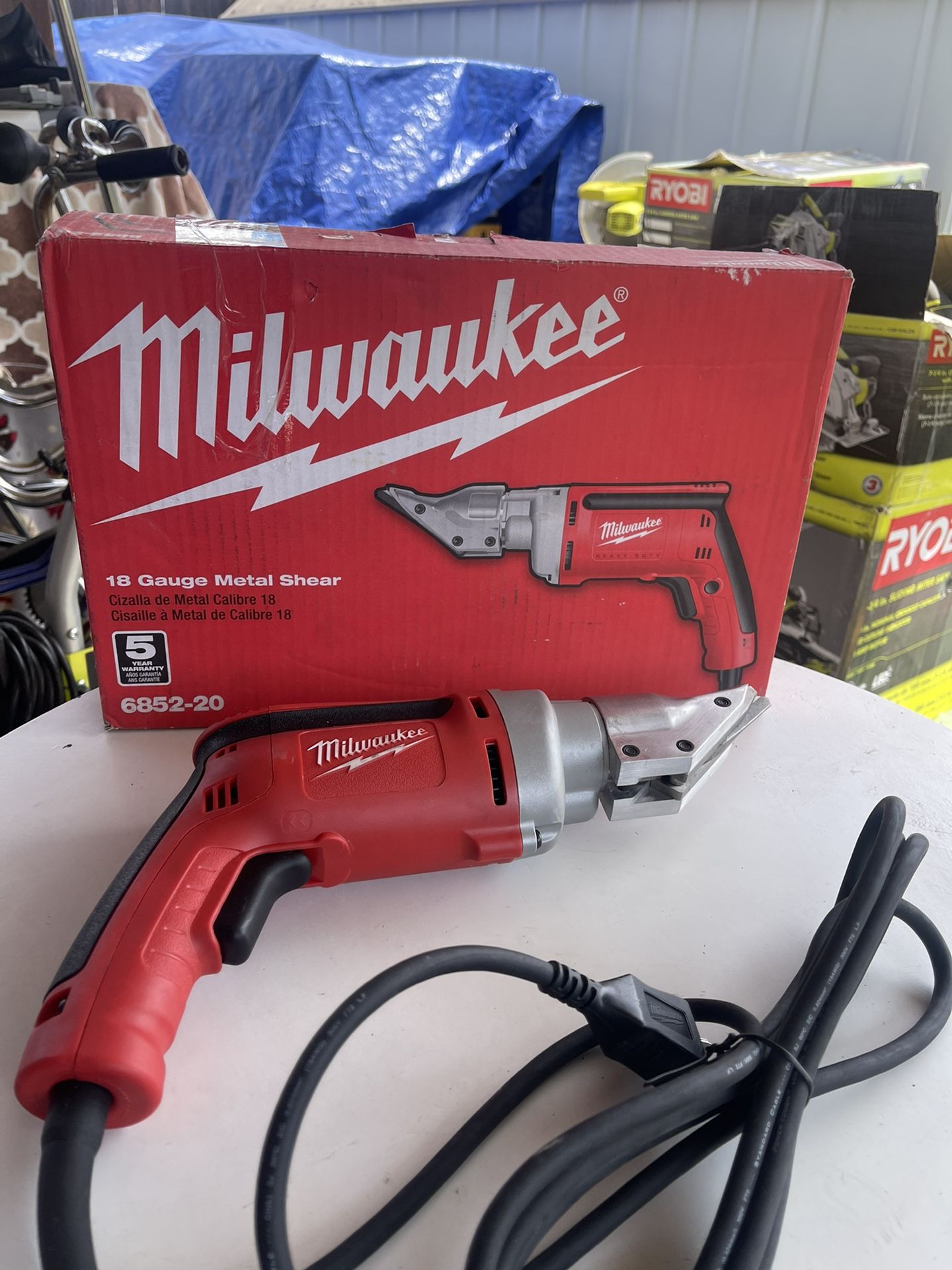 Milwaukee 18 gauge outlet metal shear