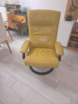 Reclinable chair.