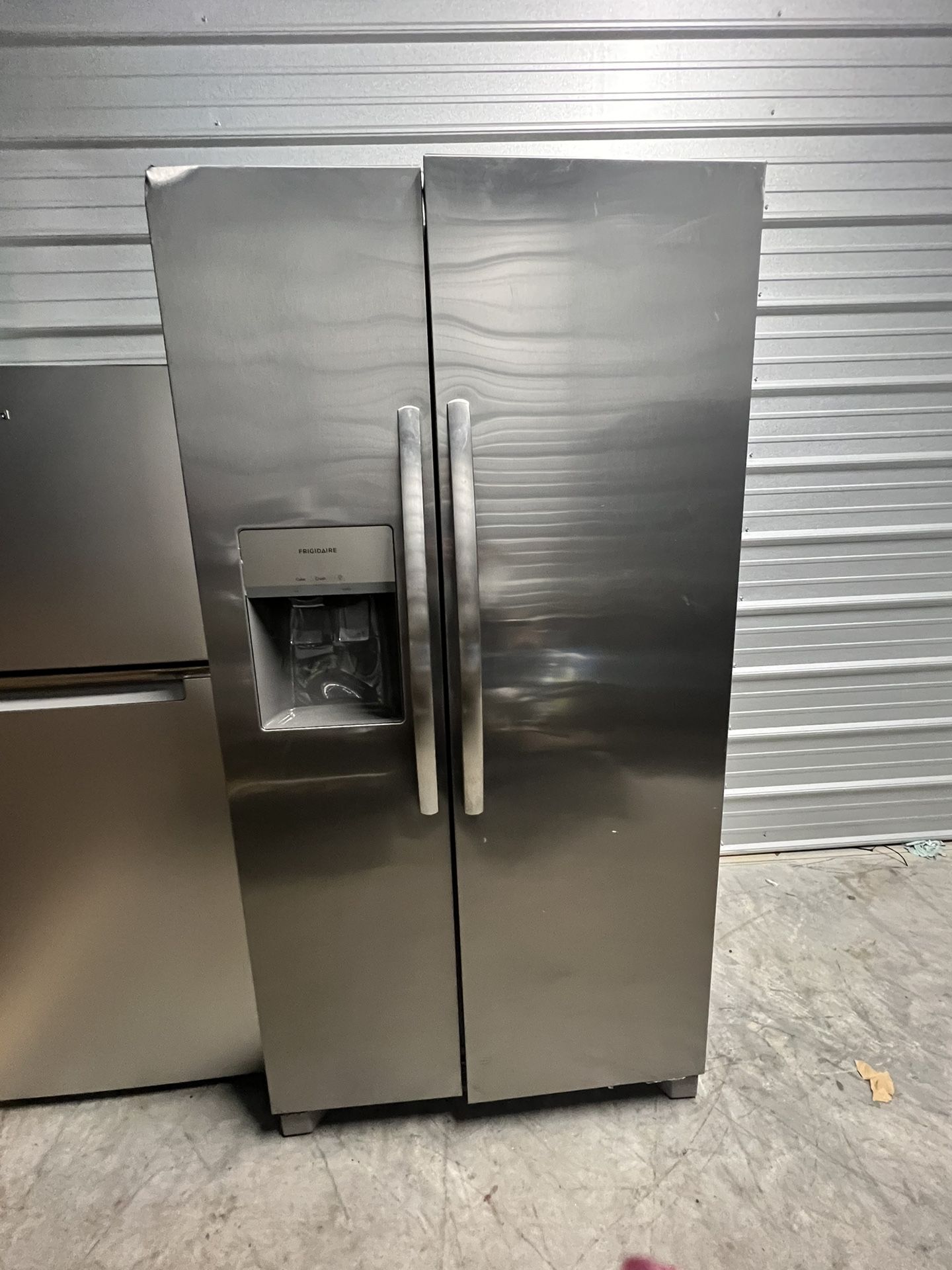 very nice Frigidaire refrigerator everything work good only $400
