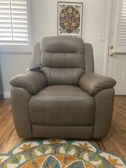 Gilman Creek power recliner with power headrest