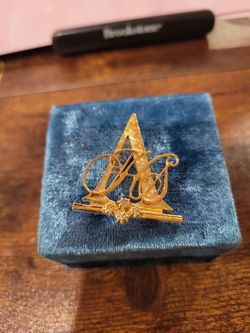 Avon Presidents Club Tribute Award Goldtone Brooch Pin 1992 F11