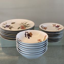 24 Piece Vintage White Fine Porcelain Evesham Royal Worcester Dinner Dessert Plates Bowls Made In England