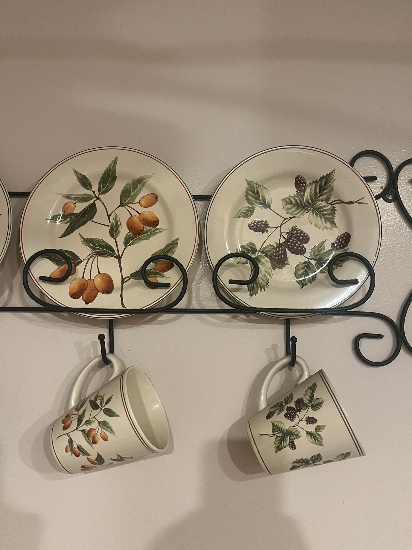 Wall Mounted Decorative Plates And Cups Rack