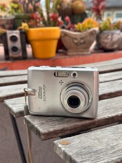 Nikon Coolpix L10 - Y2K digicam