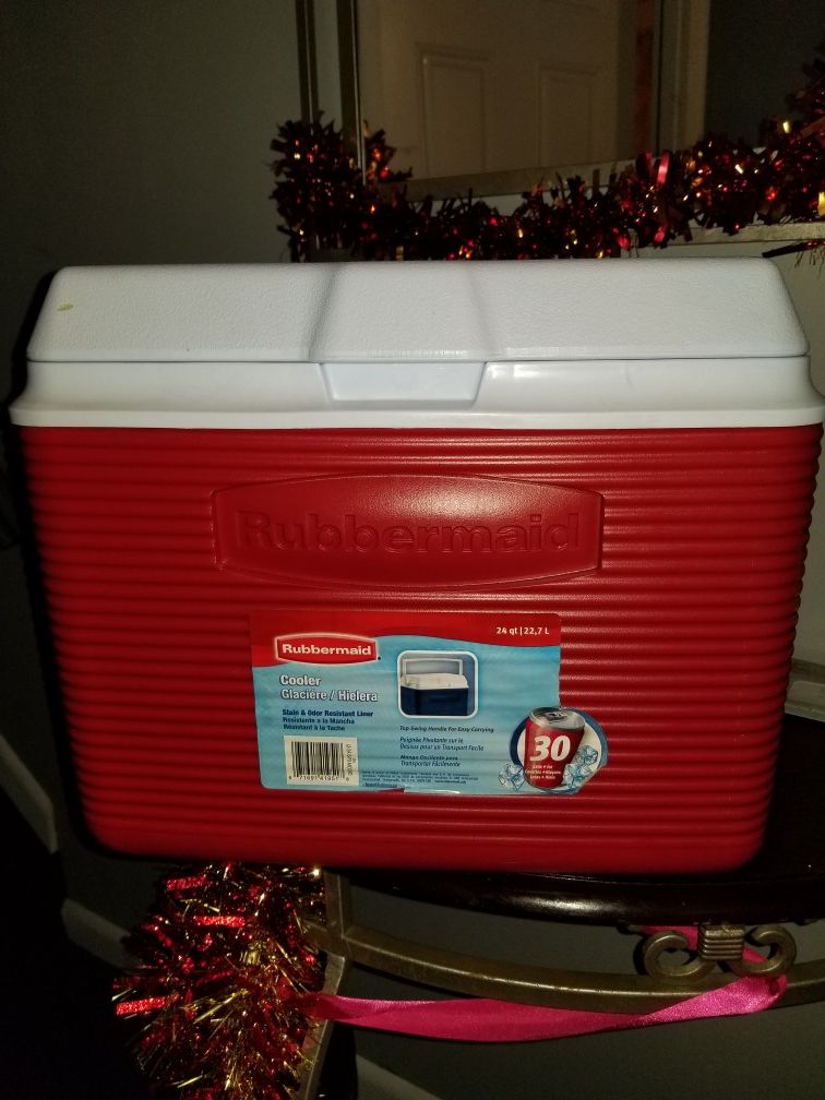 Rubbermail cooler 24qt and 30cans