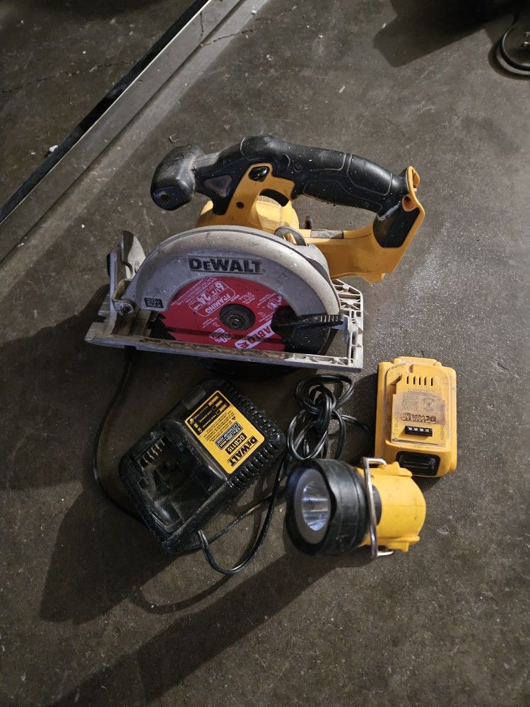 Dewalt Battery Skillsaw And Light