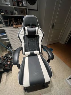 Video Game Chair with Footrest and Massage Lumbar Support, Ergonomic Computer Chair Height Adjustable with Swivel Seat and Headrest