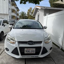 2014 Ford  Focus SE Hatchback