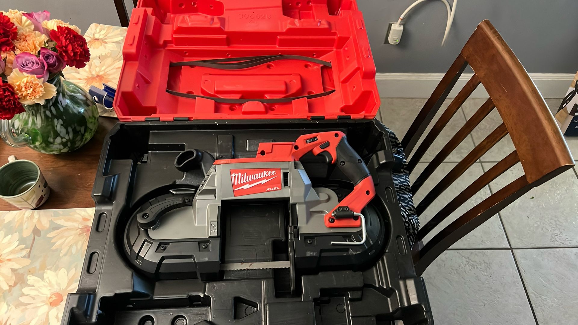 Milwaukee Deep Cut Variable Speed Band Saw Kit