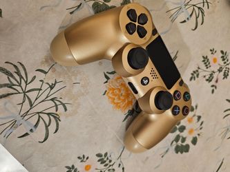 Selling PS4 Controller - Gold